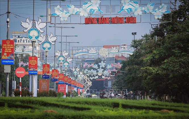 Trong ảnh: Các tuyến phố của thành phố ngập tràn cờ hoa, biểu ngữ. Ảnh: Trọng Đạt - TTXVN