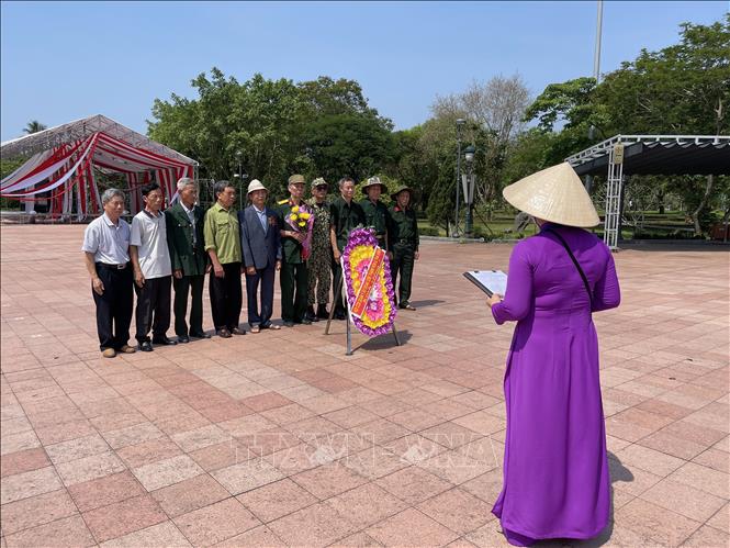 Theo Ban quản lý Di tích lịch sử quốc gia đặc biệt Thành cổ Quảng Trị, trung bình mỗi ngày có hơn 1.000 lượt khách đến viếng, tham quan. Ảnh: Thanh Thủy-TTXVN
