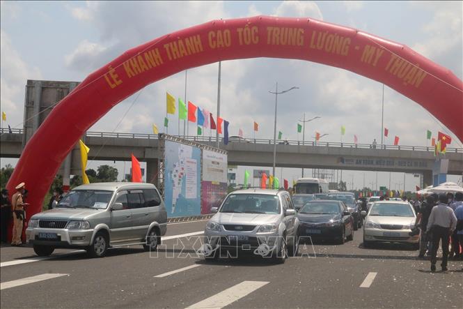 Vehicles in Trung Luong-My Thuan Highway in the project’s opening day. VNA Photo: Minh Trí