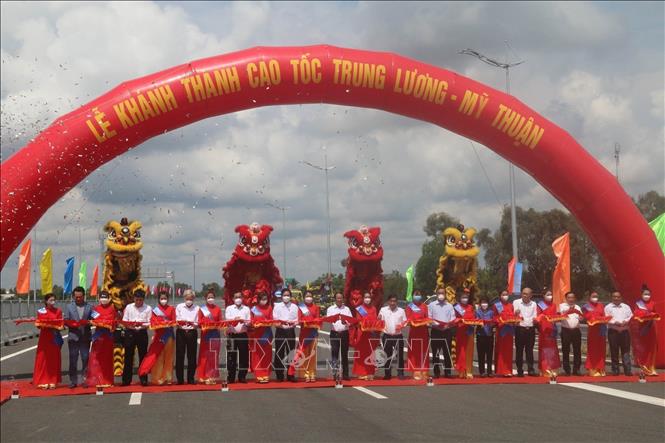 Delegates cut the ribbon to inaugurate the Trung Luong-My Thuan Highway. VNA Photo: Minh Trí