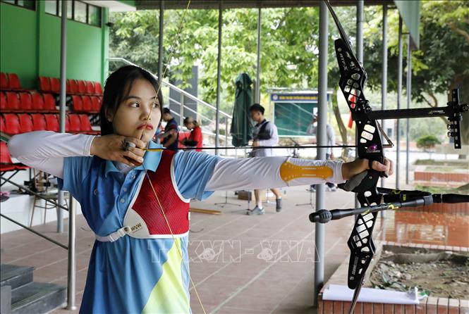 Trong ảnh: Nữ cung thủ Đỗ Thị Ánh Nguyệt luyện tập tại Trung tâm huấn luyện thể thao Quốc gia 1, Nhổn, Hà Nội. Ảnh: Trần Việt - TTXVN