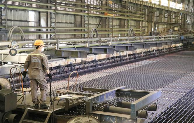 Trong ảnh: Dây chuyền cán thép tại Công ty Cổ phần Gang thép Thái Nguyên. Ảnh: Hoàng Nguyên - TTXVN