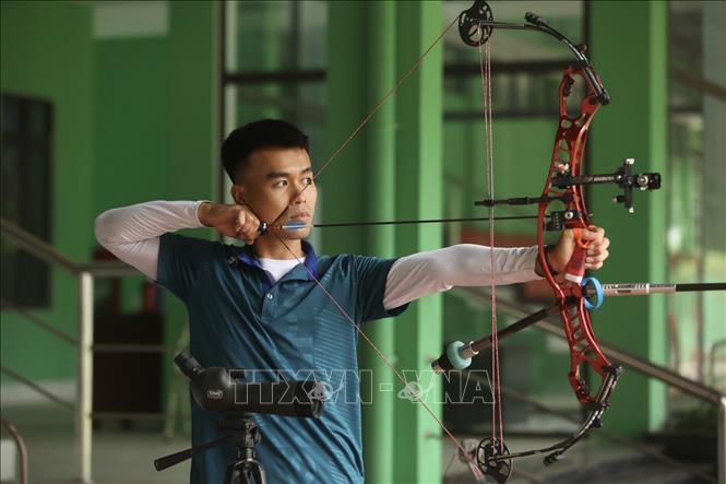 Photo: Archer Nguyen Minh Quy practices with compound bow for SEA Games 31. VNA Photo: Minh Quyết
