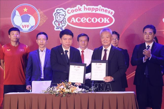 Trong ảnh: Ông Kaneda Hiroki (bên phải), Phó Tổng giám đốc Công ty Cổ phần Acecook Việt Nam và ông Lê Hoài Anh, Tổng Thư ký Liên đoàn Bóng đá Việt Nam (VFF) ký kết tiếp tục là nhà tài trợ các đội tuyển bóng đá quốc gia Việt Nam. Ảnh: Minh Quyết - TTXVN