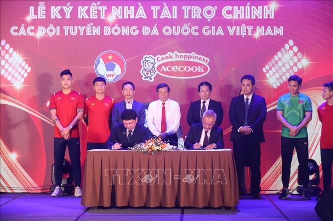 Trong ảnh: Ông Kaneda Hiroki (bên phải), Phó Tổng giám đốc Công ty Cổ phần Acecook Việt Nam và ông Lê Hoài Anh, Tổng Thư ký Liên đoàn Bóng đá Việt Nam (VFF) ký kết tiếp tục là nhà tài trợ các đội tuyển bóng đá quốc gia Việt Nam. Ảnh: Minh Quyết - TTXVN