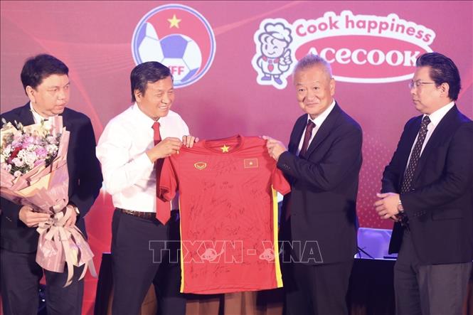 Trong ảnh: Phó Chủ tịch VFF Lê Văn Thành tặng áo đấu có chữ ký của các cầu thủ đội tuyển Việt Nam cho đại diện Acecook Việt Nam. Ảnh: Minh Quyết - TTXVN