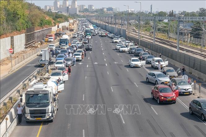 Trong ảnh: Toàn bộ giao thông trên đường cao tốc 20 qua thành phố Tel Aviv đã tạm dừng khi còi tưởng niệm vang lên. Ảnh: Quang Minh - P/v TTXVN tại Israel