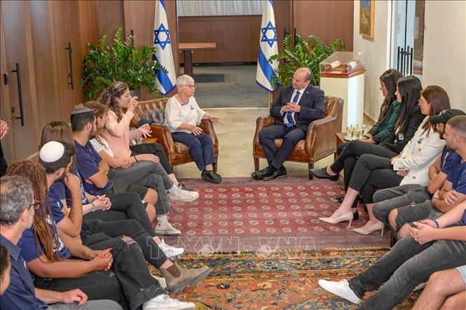 Trong ảnh: Thủ tướng Israel Naftali Bennett (góc trên bên phải) trong buổi gặp ngày 27/4 với bà Aliza Landau - một nạn nhân sống sót sau nạn diệt chủng Do Thái. Ảnh: TTXVN phát