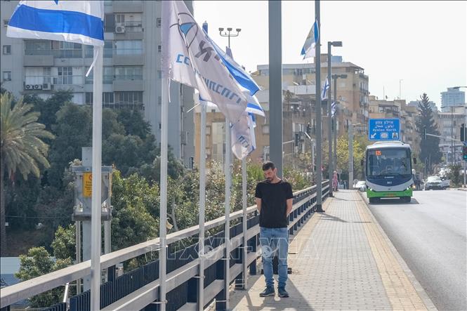 Trong ảnh: Một người dân Israel đứng tưởng niệm nạn nhân diệt chủng Do Thái trên cầu vượt giữa Tel Aviv và Ramat Gan. Ảnh: Quang Minh - P/v TTXVN tại Israel