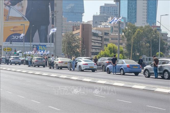 Trong ảnh: Người dân Israel xuống xe đứng mặc niệm các nạn nhân của nạn diệt chủng Do Thái. Ảnh: Quang Minh - P/v TTXVN tại Israel