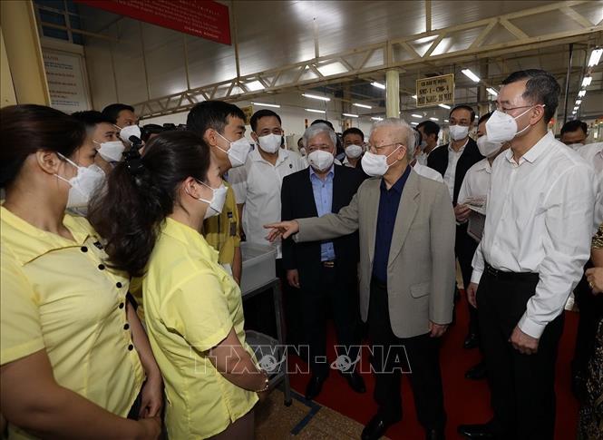 Tổng Bí thư Nguyễn Phú Trọng thăm hỏi công nhân Công ty TNHH nghiên cứu kỹ thuật R Việt Nam tại thành phố Hòa Bình. Ảnh: Trí Dũng – TTXVN