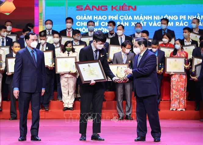 Thủ tướng Phạm Minh Chính trao khen thưởng cho các điển hình xuất sắc tiêu biểu trong chương trình 