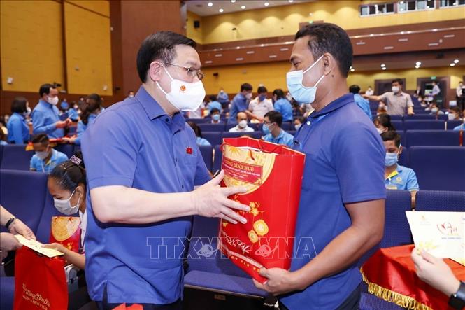 Chủ tịch Quốc hội Vương Đình Huệ trao quà Tết cho công nhân lao động Bình Dương. Ảnh: Doãn Tấn - TTXVN
