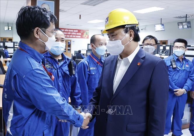 Chủ tịch nước Nguyễn Xuân Phúc trò chuyện với công nhân Công ty Cổ phần Lọc hóa dầu Bình Sơn tại Khu kinh tế Dung Quất, tỉnh Quảng Ngãi (16/2/2022). Ảnh: Thống Nhất – TTXVN
