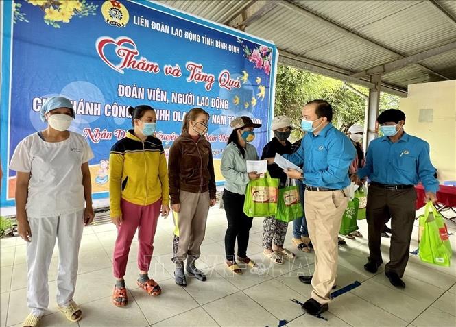 Lãnh đạo Liên đoàn Lao động tỉnh Bình Định chúc Tết, tặng quà cho công nhân Công ty TNHH OLAM Việt Nam tại TP Quy Nhơn. Ảnh: Nguyên Linh-TTXVN