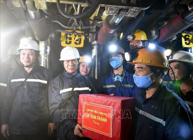 Phó Thủ tướng Lê Văn Thành tặng quà cho công nhân than tại hầm lò của Công ty than Núi Béo (Tập đoàn công nghiệp Than - Khoáng sản Việt Nam). Ảnh: TTXVN phát