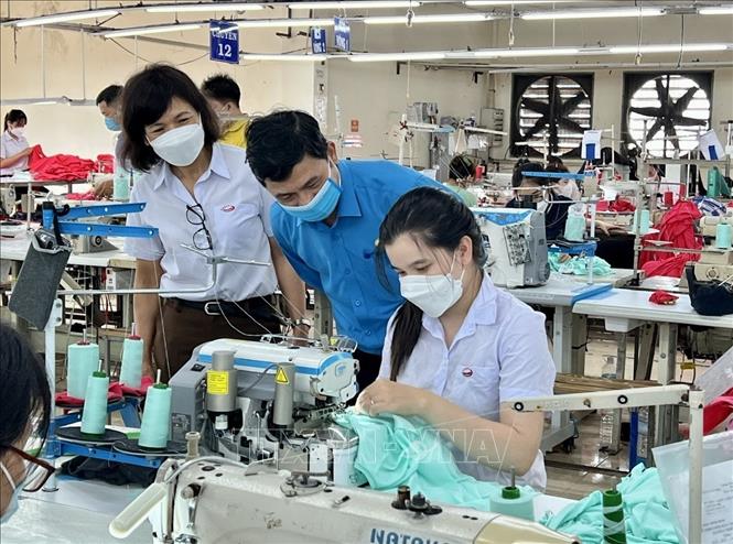 Ông Nguyễn Mạnh Hùng, Chủ tịch Liên đoàn Lao động tỉnh Bình Định thăm hỏi, động viên công nhân Công ty Cổ phần May Bình Định. Ảnh: Nguyên Linh-TTXVN