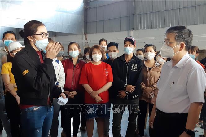 Liên quan tới vụ việc công nhân đòi lương tại Công ty Thương mại dịch vụ sản xuất H&L (cụm Công nghiệp Tân An, thành phố Buôn Ma Thuột), lãnh đạo Liên đoàn Lao động thành phố Buôn Ma Thuột đã gặp gỡ, đối thoại và động viên công nhân. Ảnh: TTXVN phát