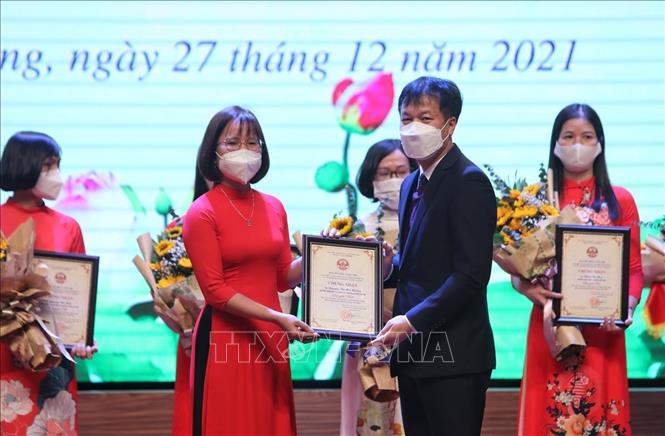 Đại diện lãnh đạo tỉnh Bắc Giang trao giải Nhất sáng kiến cho bà Nguyễn Thị Mai Hương, Trường mầm non thị trấn Cao Thượng, huyện Tân Yên tại lễ trao giải cuộc thi trực tuyến tìm hiểu và sáng kiến về cải tạo môi trường đầu tư, kinh doanh tỉnh Bắc Giang 2021. Ảnh: Danh Lam-TTXVN