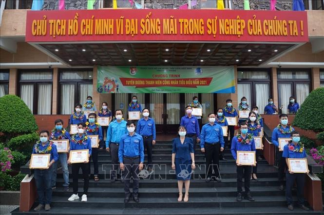 Tỉnh đoàn Bình Thuận phối hợp với Hội Liên hiệp thanh niên tỉnh tổ chức Lễ tuyên dương 20 thanh niên công nhân tiêu biểu năm 2021. Ảnh: Hồng Hiếu- TTXVN