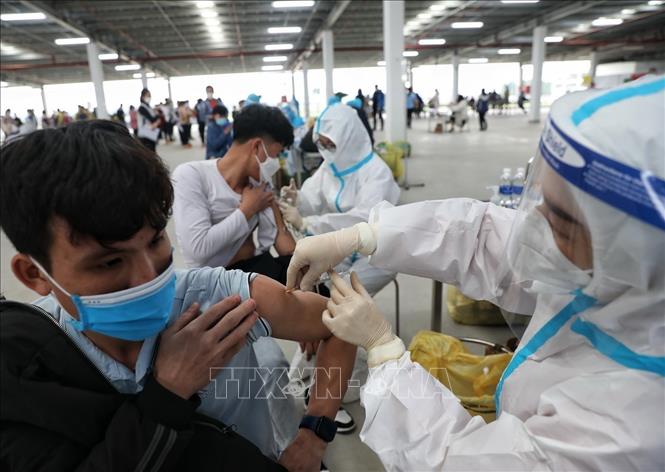 Tiêm vaccine phòng COVID-19 cho công nhân trong các Khu công nghiệp tỉnh Bắc Giang. Ảnh: Danh Lam-TTXVN