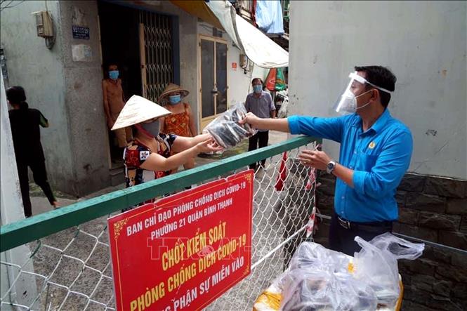 Liên đoàn Lao động quận Bình Thạnh, TP Hồ Chí Minh trao quà cho người lao động trong khu vực phong tỏa. Ảnh: Thanh Vũ – TTXVN