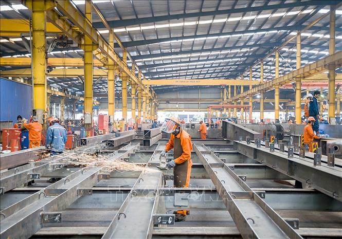 Công nhân lao động Công ty cổ phần Cơ khí xây dựng thương mại Đại Dũng (KCN An Hạ, huyện Bình Chánh, TP Hồ Chí Minh) trở lại làm việc sau tết được công ty triển khai những biện pháp bảo đảm an toàn sức khỏe, thực hiện nghiêm các biện pháp phòng, chống dịch. Ảnh: Thanh Vũ - TTXVN
