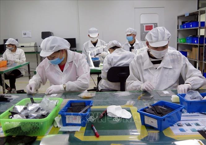 Hoạt động sản xuất an toàn phòng dịch COVID-19 tại Công ty TNHH UTI Vina, Khu công nghiệp Điềm Thụy, tỉnh Thái Nguyên. Ảnh: Quân Trang-TTXVN