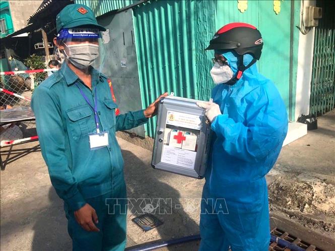Liên đoàn Lao động Quận 8, Thành phố Hồ Chí Minh trao tặng tủ thuốc cho người lao động. Ảnh: Thanh Vũ – TTXVN