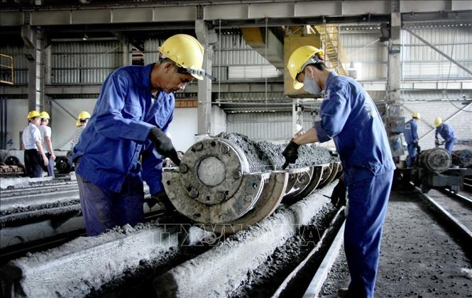 Công nhân Công ty TNHH Bê tông Phan Vũ Quảng Bình (KCN cảng biển Hòn La, Quảng Bình) vẫn đảm bảo sản xuất dù tình hình dịch bệnh diễn biến phức tạp. Ảnh: Văn Tý-TTXVN