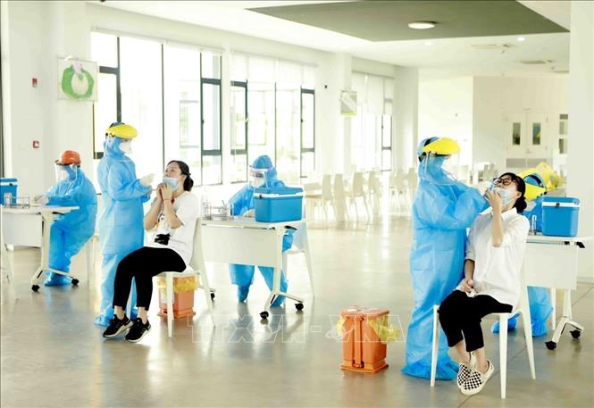 Công nhân thuộc diện F2 được lấy mẫu xét nghiệm virus SARS-CoV-2 ngay tại doanh nghiệp tại KCN Bá Thiện 2, huyện Bình Xuyên, Vĩnh Phúc. Ảnh: Hoàng Hùng - TTXVN