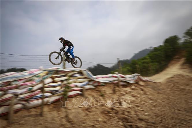 Trong ảnh: Vận động viên Nguyễn Tuyết Phương đội xe đạp đổ đèo luyện tập.  Ảnh: Trọng Đạt-TTXVN