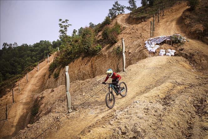 Trong ảnh: Vận động viên xe đạp Quàng Thị Soan luyện tập nội dung thi đấu đổ đèo. Ảnh: Trọng Đạt-TTXVN