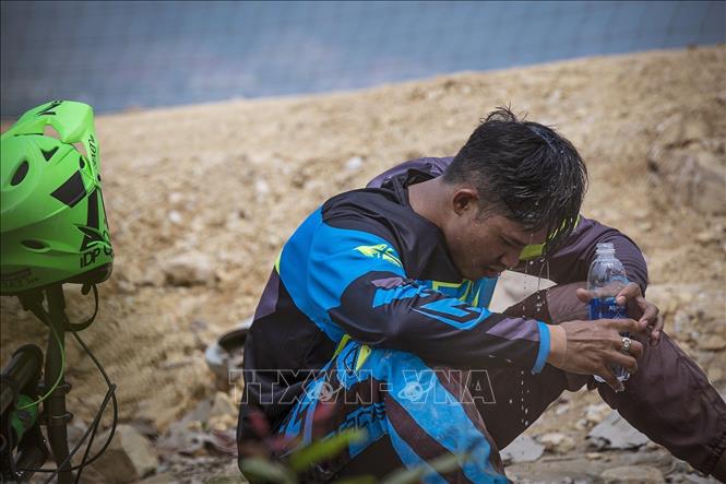 Trong ảnh: Khoảnh khắc nghỉ ngơi của vận động viên Tống Thanh Tuyền sau buổi tập luyện. Ảnh: Trọng Đạt-TTXVN