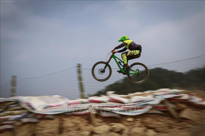 Trong ảnh: Vận động viên xe đạp Quàng Thị Soan luyện tập nội dung thi đấu đổ đèo. Ảnh: Trọng Đạt-TTXVN