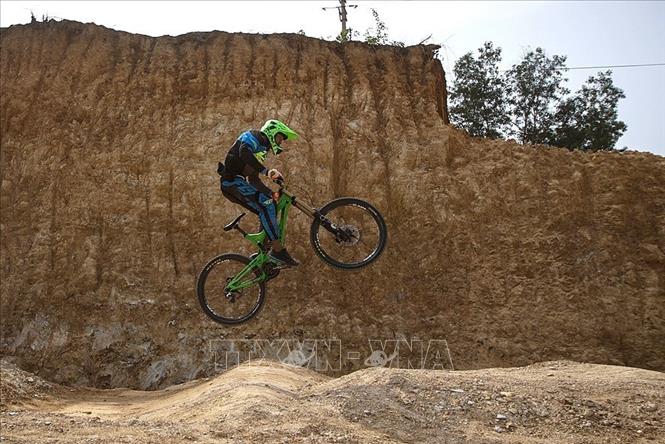 Trong ảnh: Vận động viên Tống Thanh Tuyền của đội đua đổ đèo đang có phong độ rất tốt quyết tâm hướng đến thành tích cao tại đấu trường SEA Games 31 trên sân nhà. Ảnh: Trọng Đạt-TTXVN