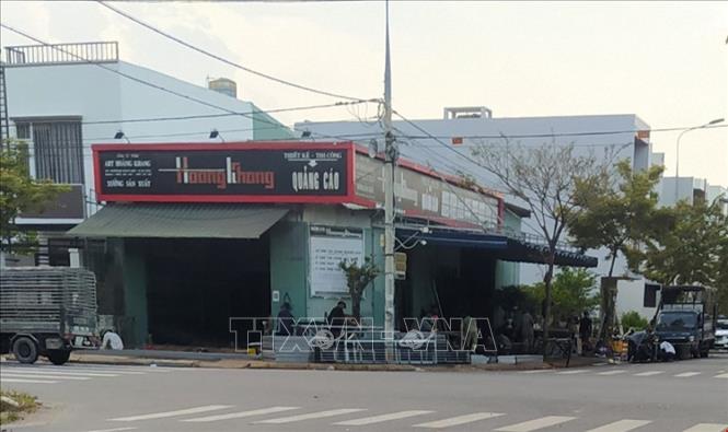 Công ty Quảng cáo Hoàng Khang (số 86 đường Bùi Trang Chước, phường Hòa Xuân, quận Cẩm Lệ, thành phố Đà Nẵng) ngang nhiên chiếm dụng toàn bộ vỉa hè để cắt, hàn sắt gây mất an toàn giao thông, ô nhiễm môi trường. Ảnh: Quốc Dũng - TTXVN