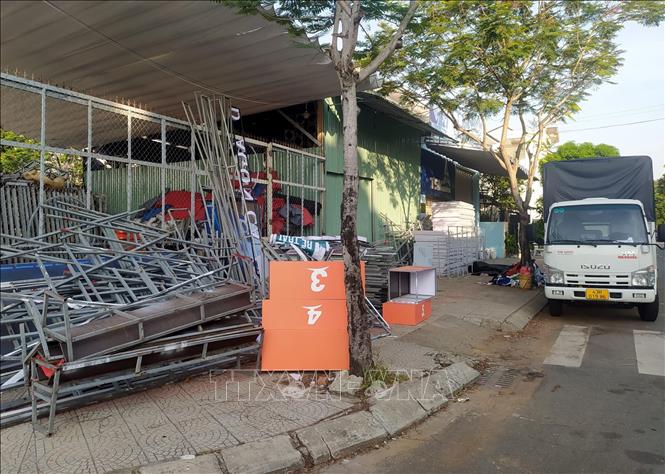 Công ty Thiện Sự Kiện (lô đất 322-324 đường Nguyễn Mậu Tài, phường Hòa Xuân) gây ô nhiễm môi trường, lấn chiếm vỉa hè, làm ảnh hưởng đến đời sống người dân Tập thể 20 hộ dân,Tổ 90 (phường Hòa Xuân). Ảnh: Quốc Dũng - TTXVN