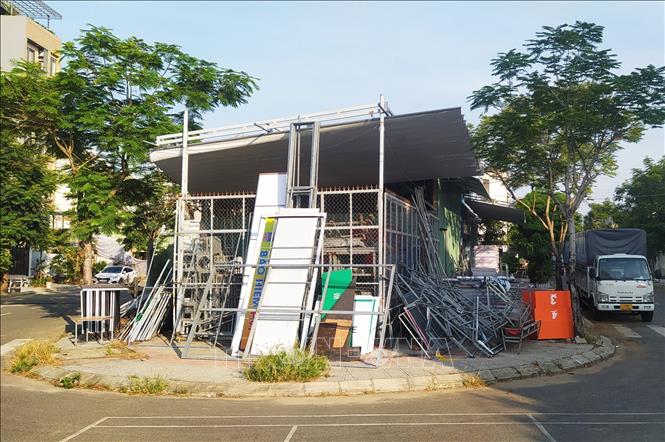 Xưởng sản xuất của công ty Thiện Sự Kiện (lô đất 322-324 đường Nguyễn Mậu Tài, phường Hòa Xuân) chiếm dụng toàn bộ vỉa hè để gia công, tập kết vật liệu. Ảnh: Quốc Dũng - TTXVN