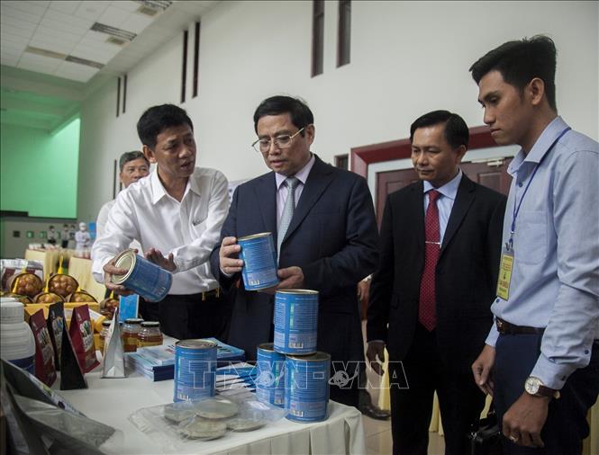 Trong ảnh: Thủ tướng Chính phủ Phạm Minh Chính nghe Bí thư Tỉnh ủy Sóc Trăng Lâm Văn Mẫn giới thiệu các sản phẩm OCOP của tỉnh Sóc Trăng. Ảnh: Hồng Đạt - TTXVN
