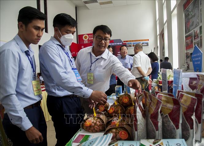 Trong ảnh: Các đại biểu tìm hiểu các sản phẩm OCOP của tỉnh Sóc Trăng. Ảnh: Hồng Đạt - TTXVN
