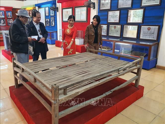 Trong ảnh: Khách tham quan Nhà trưng bày truyền thống vùng ATK II. Ảnh: Danh Lam-TTXVN