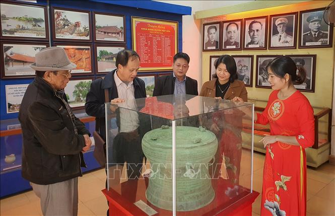 Trong ảnh: Khách tham quan Nhà trưng bày truyền thống vùng ATK II. Ảnh: Danh Lam-TTXVN