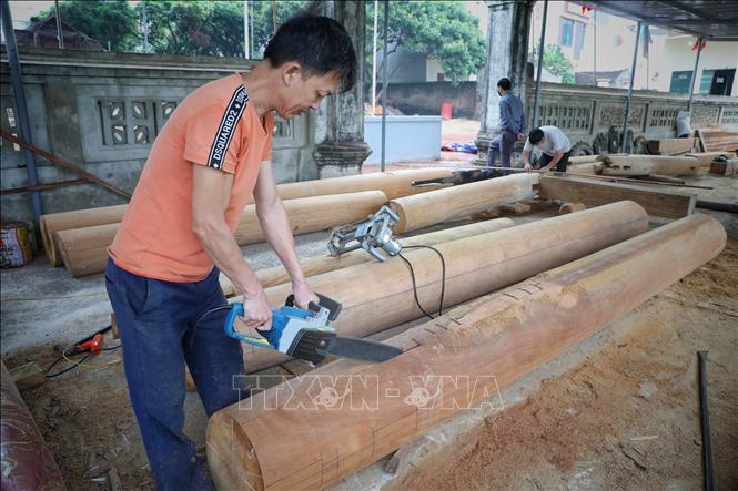 Trong ảnh: Tu sửa Đình Xuân Biểu, xã Xuân Cẩm, huyện Hiệp Hoà (Bắc Giang), nơi nổ ra cuộc khởi nghĩa giành chính quyền, mở đầu cuộc Tổng khởi nghĩa Cách mạng Tháng tám năm 1945. Ảnh: Danh Lam-TTXVN