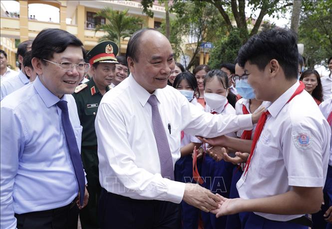 Chủ tịch nước Nguyễn Xuân Phúc với học sinh Trường THCS Triệu Thành. Ảnh: Thống Nhất – TTXVN

