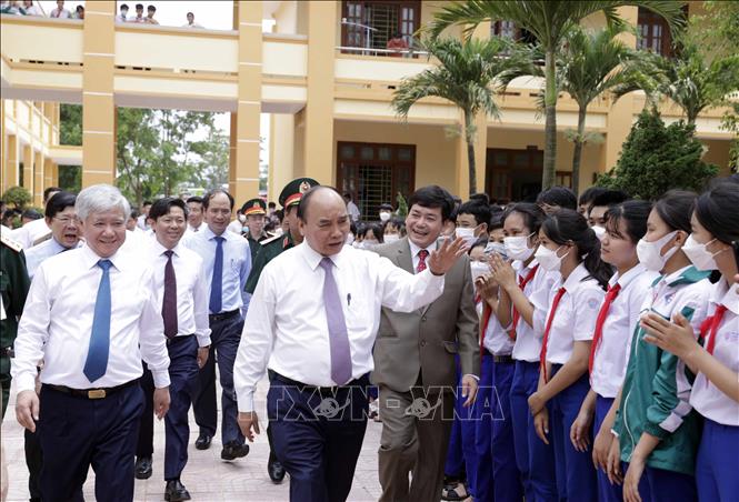 Chủ tịch nước Nguyễn Xuân Phúc với học sinh Trường THCS Triệu Thành. Ảnh: Thống Nhất – TTXVN
