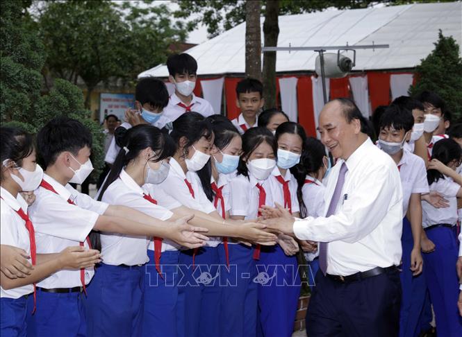 Chủ tịch nước Nguyễn Xuân Phúc với học sinh Trường THCS Triệu Thành. Ảnh: Thống Nhất – TTXVN