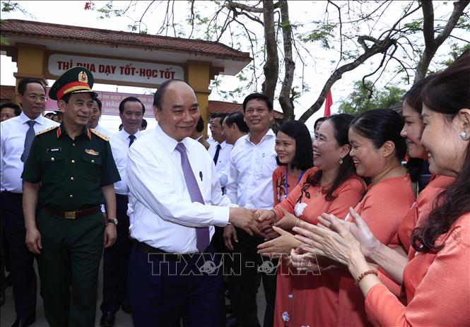 Chủ tịch nước Nguyễn Xuân Phúc với các giáo viên Trường THCS Triệu Thành. Ảnh: Thống Nhất – TTXVN