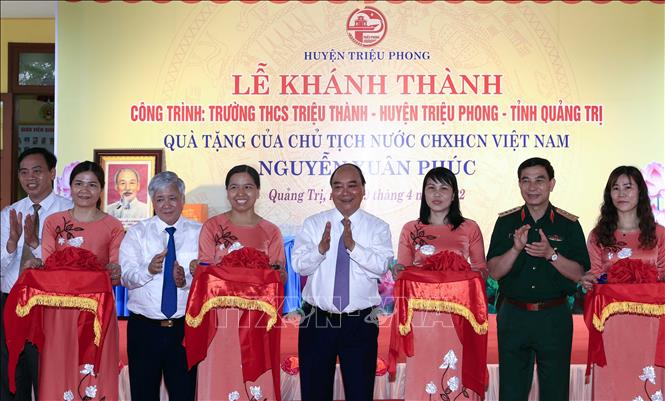 Chủ tịch nước Nguyễn Xuân Phúc cùng các đại biểu cắt băng khánh thành Trường THCS Triệu Thành. Ảnh: Thống Nhất – TTXVN