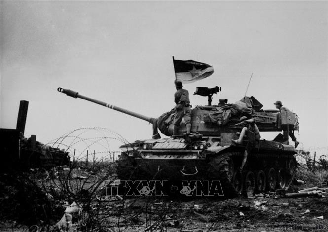 Quân giải phóng chiếm xe tăng M48 thuộc Thiết đoàn 20 của địch trên Điểm cao 19. Ảnh: Dương Đình Giác-TTXVN
